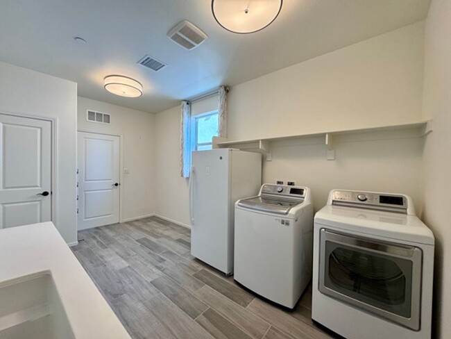 Building Photo - 4 bedroom single story Spencers Crossing h...