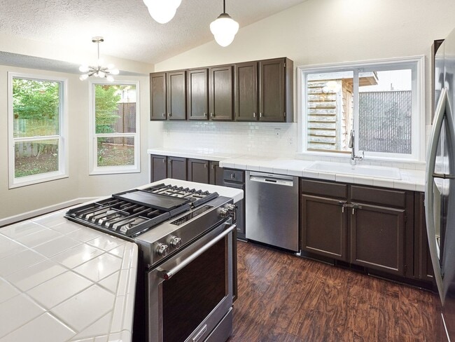 Building Photo - 3 bed, 2 bath single-level home in South Salem