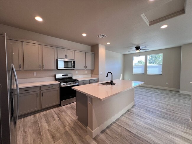 Building Photo - Charming & NEW! 2/2/2 Townhome in Gardnerv...
