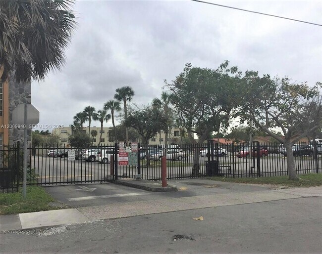 Building Photo - 1230 W 54th St