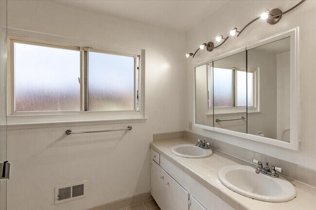 Building Photo - Terrific Sunnyvale Home
