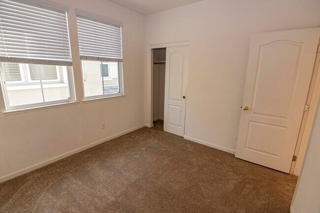 Building Photo - 947 Kestral Way