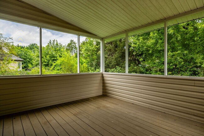 Building Photo - West Knoxville 37922 - Freshly painted and move-in ready, 3-bedroom, 2.5-bath home - Contact Matt...