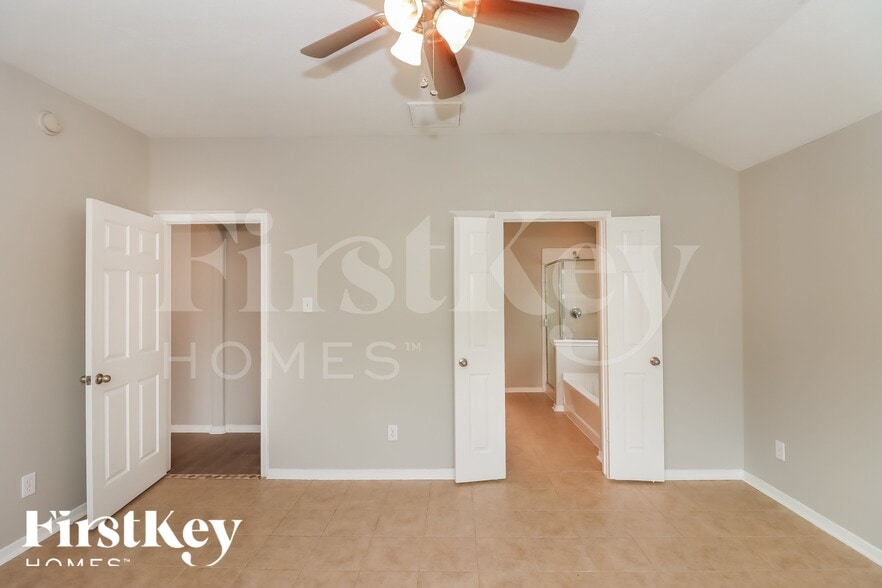 Building Photo - 2726 Lakecrest Way Dr