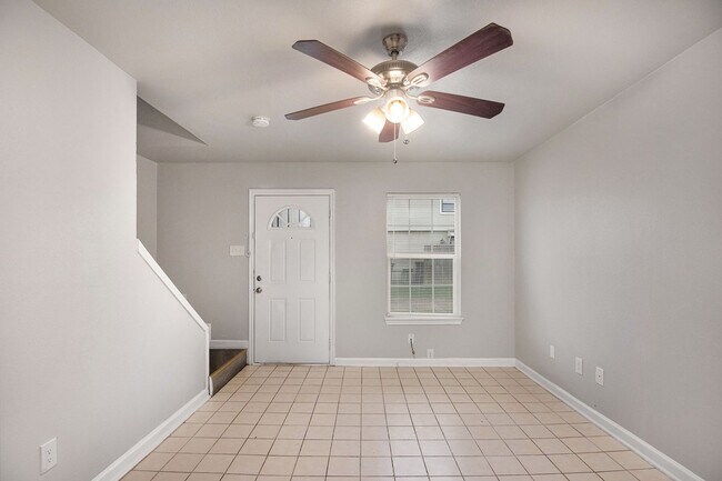 Building Photo - Recently updated 2-story 2-1.5 in Fort Worth ready for move-in!