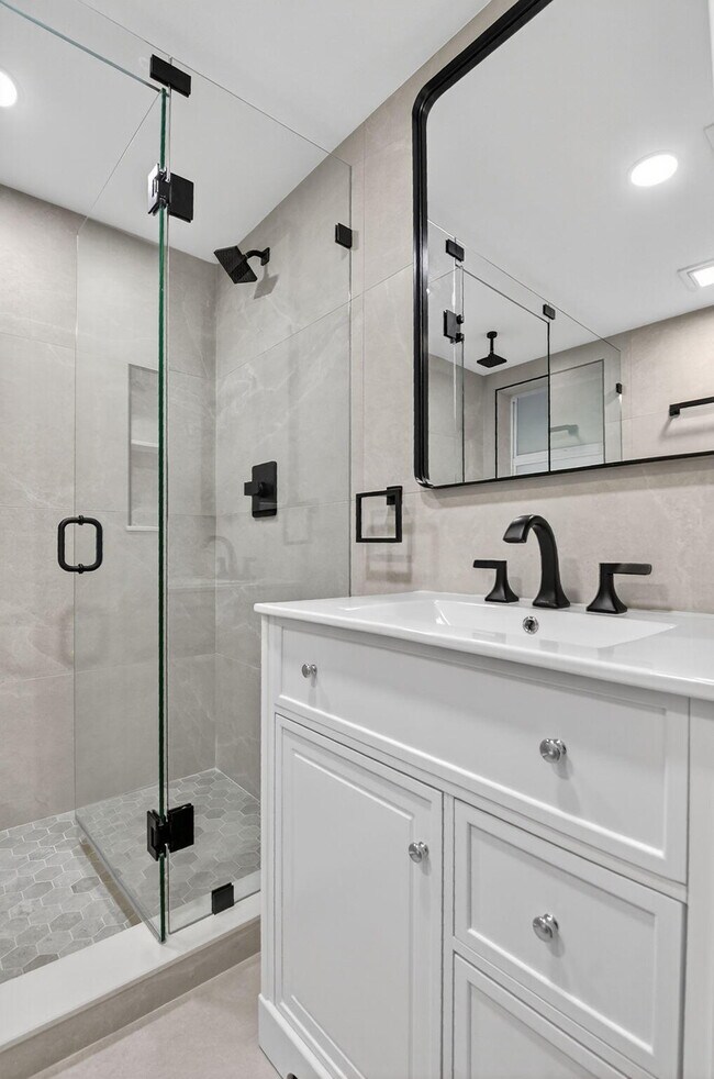 Building Photo - 409 47th St