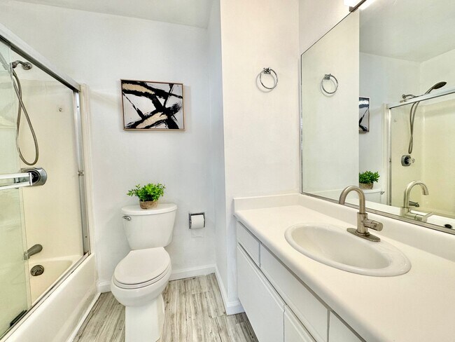 Building Photo - Epic REA: Bright Top Floor Corner Studio w...