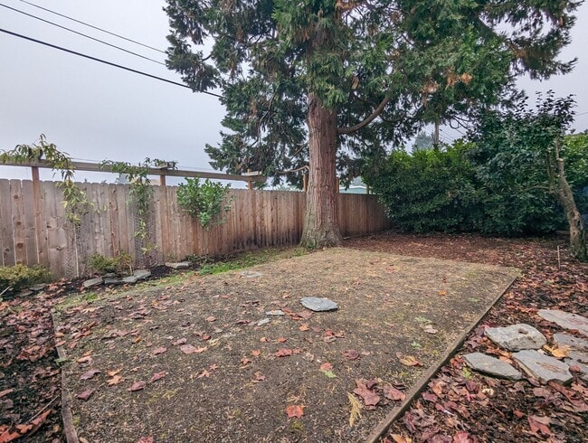Building Photo - Spacious 2-Bedroom, 1-bath Home Close To Owen Rose Gardens!