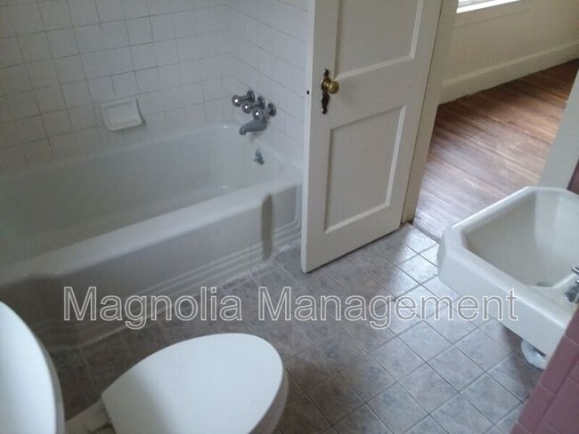 Building Photo - 410 Young St