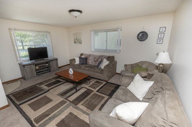 Building Photo - 2 Bedroom Duplex with Attached Garage $105...