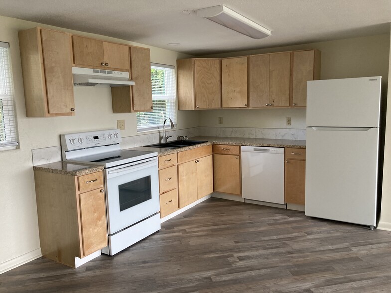 Building Photo - 8915 Silver Lake Dr
