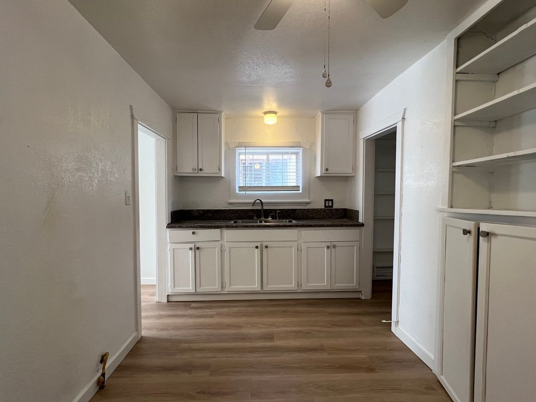 Building Photo - 720 N Guadalupe Ave