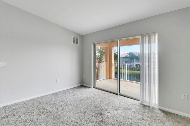 Building Photo - 141 SW Palm Dr