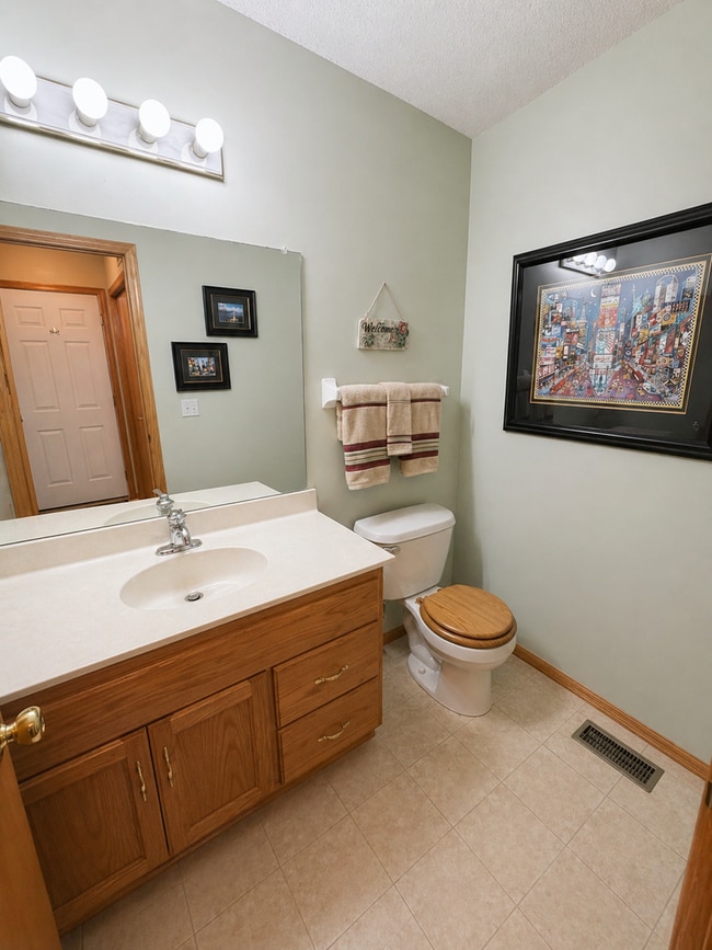 Building Photo - Stunning 2-Level Townhome with Vaulted Ceiling in Champlin!!