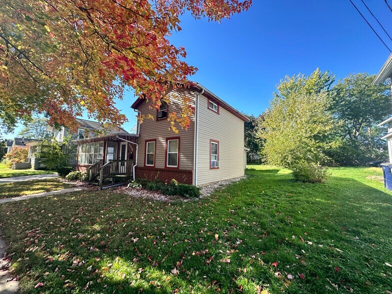 Building Photo - 318 S Locust St