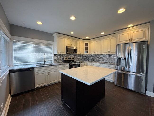 Building Photo - 1540 Beverly Cir W