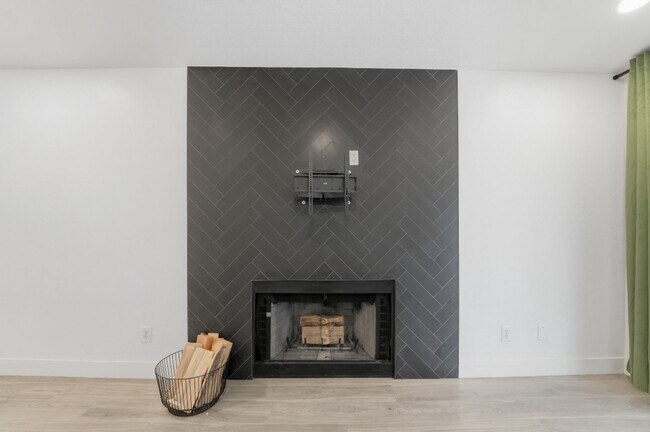 Building Photo - Modern & Spacious 3 Bed 2 Bath Home in Nor...