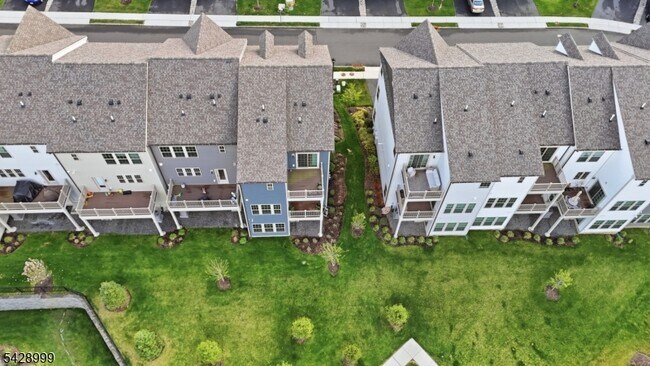Building Photo - 19 Dahlia Dr