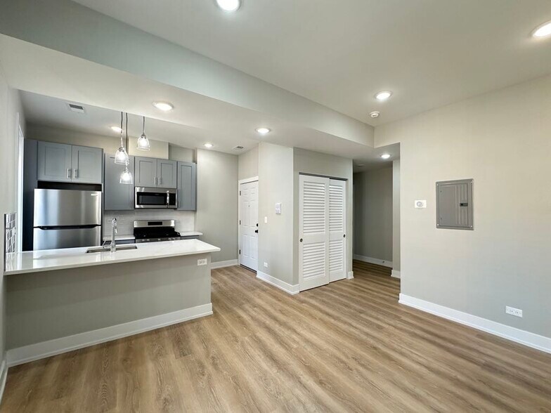 Building Photo - 435 W Belden Ave