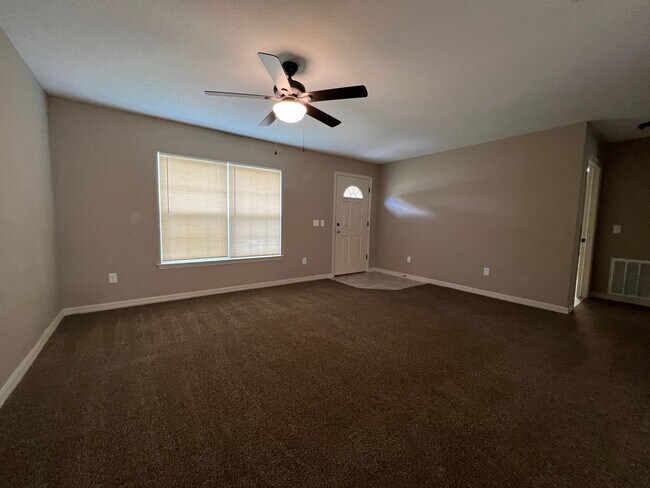 Building Photo - Charming 3-Bedroom, 2-Bathroom Single-Family Home in Ocklawaha!