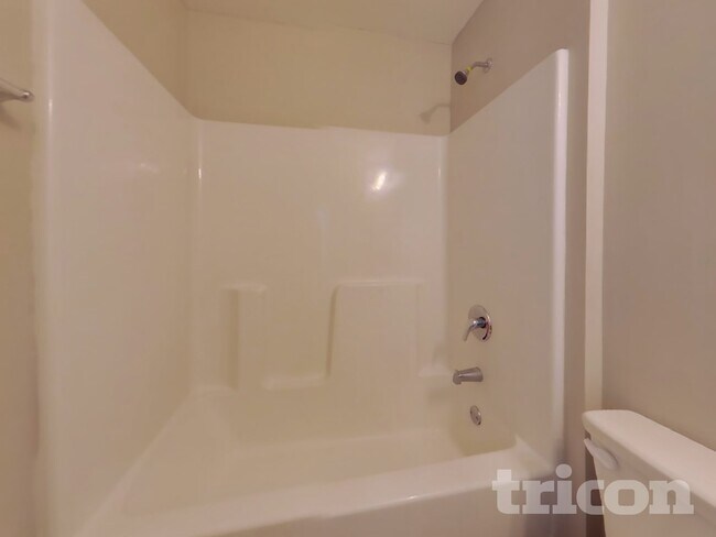 Building Photo - 652 Amberwood Dr