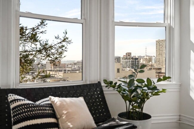 Building Photo - Gorgeous 4BR/2.5BA Nob Hill Home with Shar...