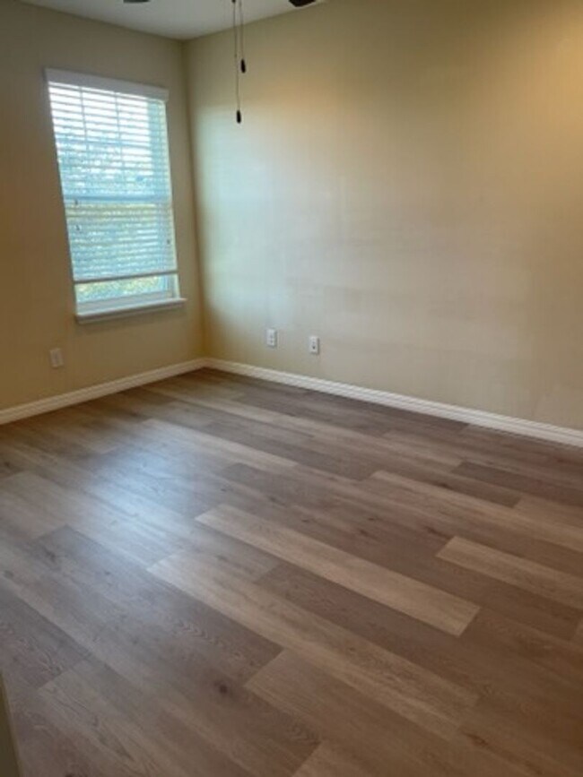 Building Photo - 3 Bed 2.5 Bath Tech Savy Corner Townhouse in Windermere