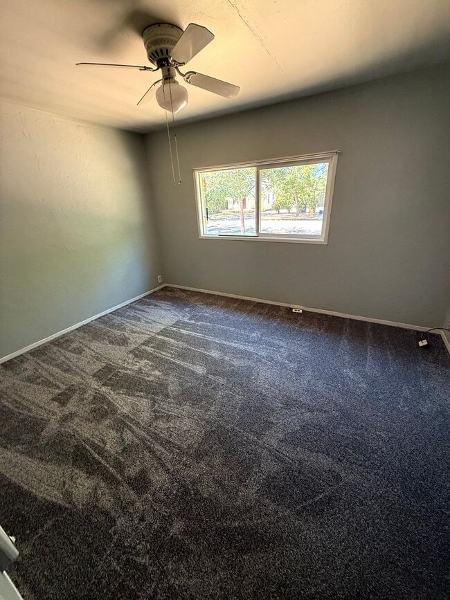 Building Photo - 3 Bedroom Duplex Close to U of O Campus