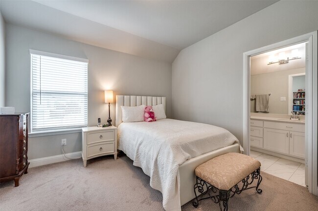 Building Photo - 9767 Maple Hill Ln