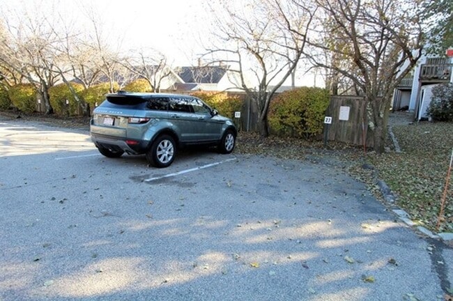 Building Photo - Spacious 3-Bed Townhouse with Wraparound D...