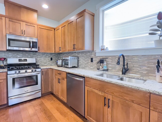 Building Photo - Exceptional 4 Bed + 2.5 Bath House ~  Beth...