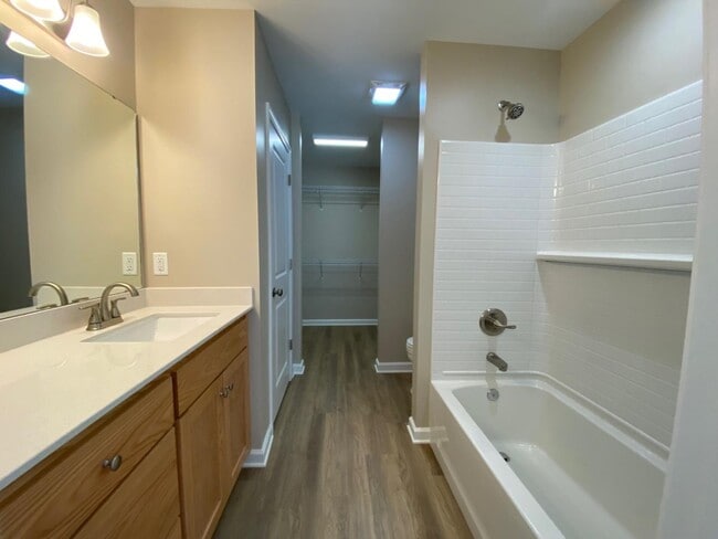 Building Photo - 1961 Glen Manor Ct