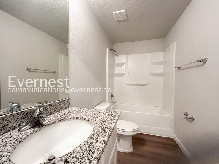 Building Photo - 8 Round Table Ln