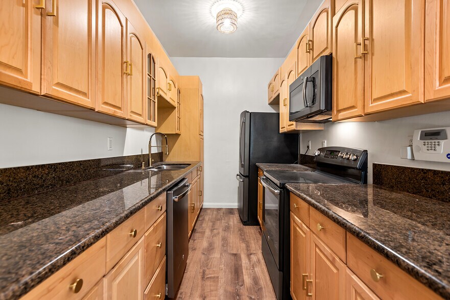 Building Photo - 340 N Oakhurst Dr