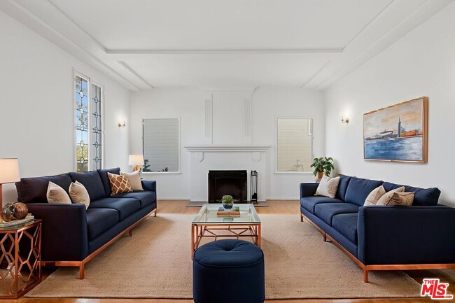 Building Photo - 307 S Doheny Dr