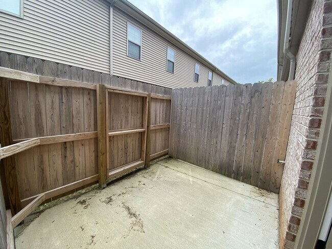 Building Photo - Modern Townhome Close to MTSU