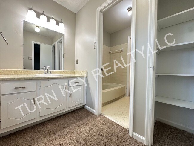 Building Photo - Adorable Townhome for Rent in Cahaba Heigh...