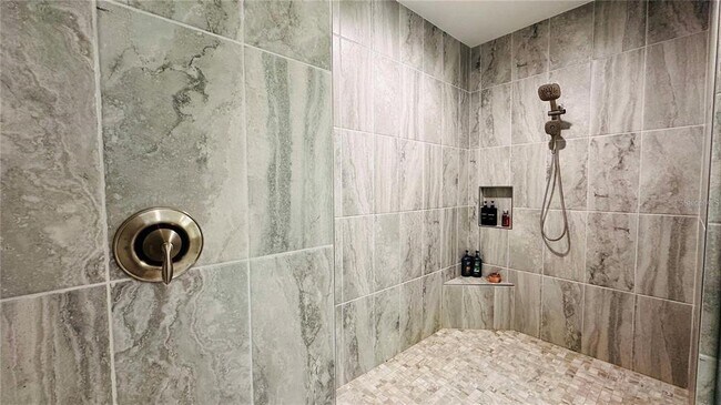 Building Photo - 12661 Oak Hill Way