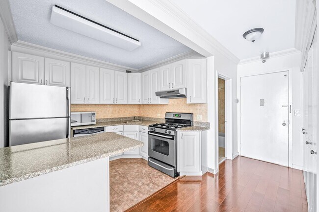 Building Photo - 45 River Dr S