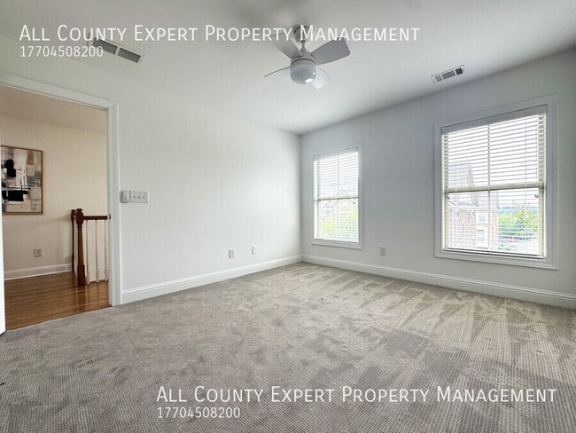 Building Photo - 4858 Lamoyne Ln