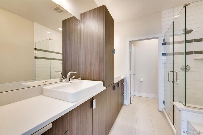 Building Photo - Immediate Availability! Stunning Modern lu...
