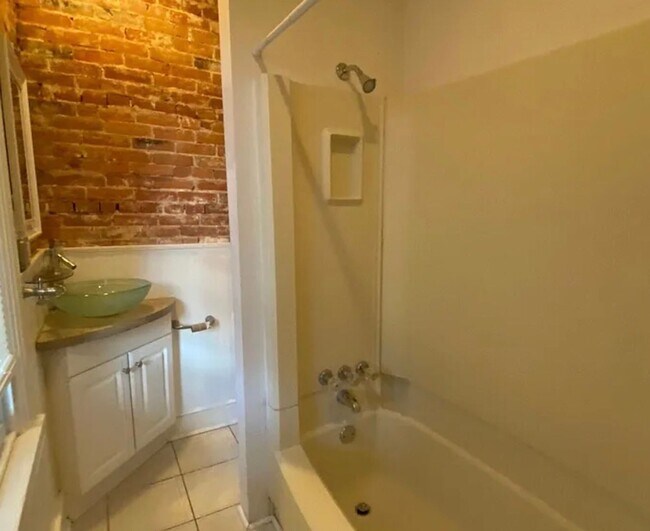 Building Photo - 175 E Louther St