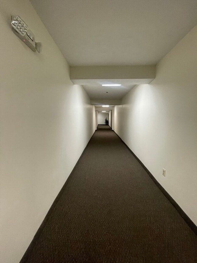 Building Photo - VERY SPACIOUS CONDO ON 3RD FLOOR WITH ELEV...