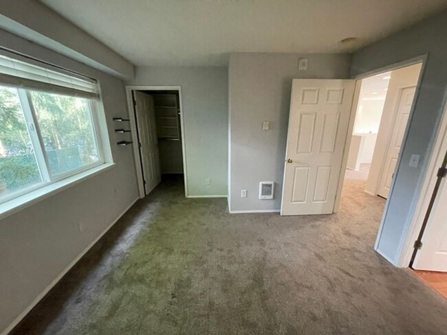 Building Photo - Warm and Cozy 2 bedroom Condo for Rent in ...