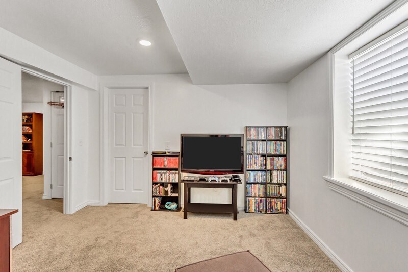 Building Photo - 5943 Genoa Ln