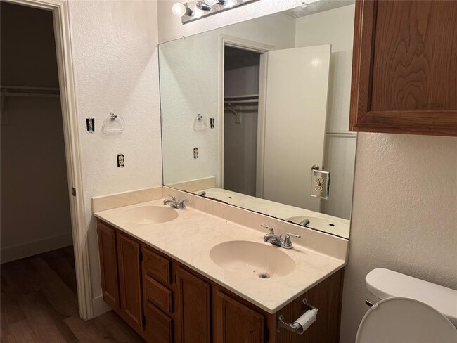 Building Photo - 709 Shade Tree Dr