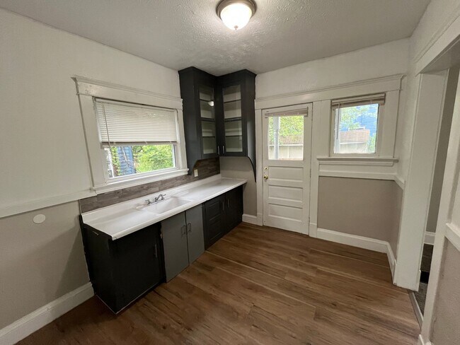 Building Photo - Three bedroom one bathroom single family home for rent MOVE IN SPECIAL - HALF OFF FIRST MONTHS RENT