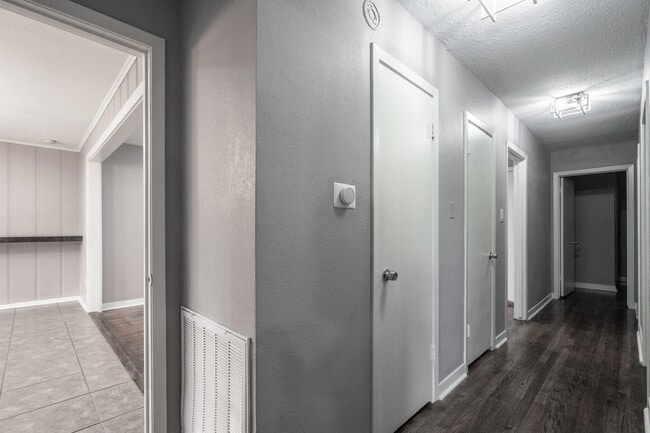 Building Photo - 4915 Hialeah Dr