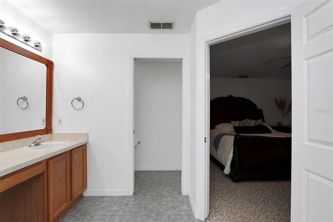 Building Photo - 10648 SW 38th Ave