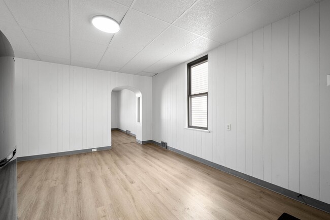 Building Photo - Bright 2 Bedroom home in McKees Rocks Avai...